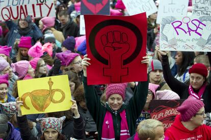 Miles de personas asisten a la denominada "Marcha de las Mujeres" en Washington, que se espera que sea una de las manifestaciones más concurridas de la historia de EE.UU.