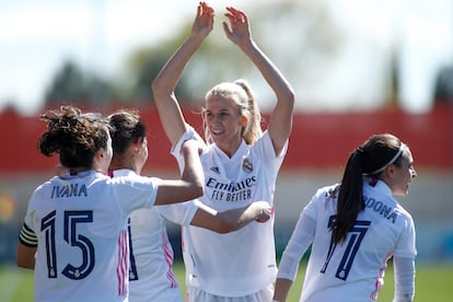 Sofia Jakobsson (centro) celebra con sus compañeras su gol ante el Atlético de Madrid este domingo en la Ciudad Deportiva Wanda de Alcalá.