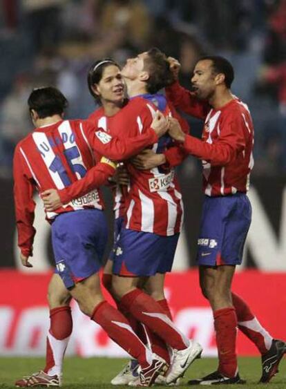 Fernando Torres celebra su excelente gol del empate atlético.
