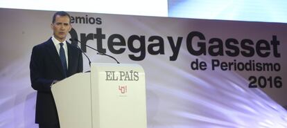 En su discurso, el Rey ha puesto de relieve la contribución de EL PAÍS en la defensa de los valores que han hecho posible la convivencia en las últimas cuatro décadas, en las que el desarrollo de España y la labor del periódico han corrido en paralelo.