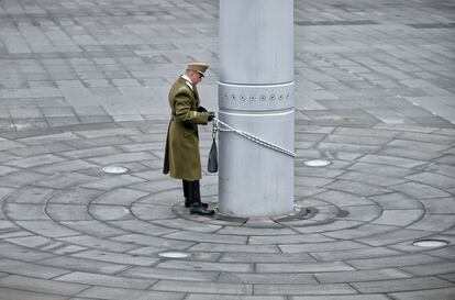 Un soldado comprueba el mecanismo de izamiento de la bandera nacional de Hungría fuera del edificio del Parlamento húngaro, en Budapest (Hungría).