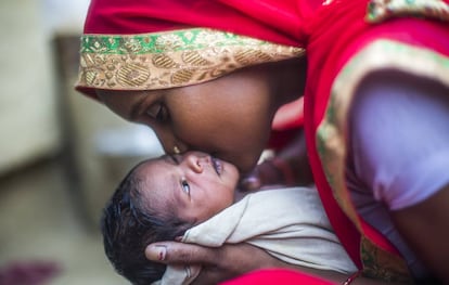 Una madre interactúa con su bebé recién nacido en Shrawasti, en el estado indio de Uttar Pradesh. India es uno de los países que más ha reducido el número de pobres multidimensionales en los últimos años.