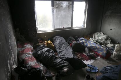 Un grupo de migrantes descansa en un edificio abandonado de Edirne (Turquía).