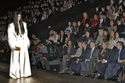 Una modelo con un diseño de Roberto Verino.