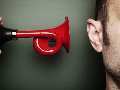 Comer pasas y otros ocho gestos sencillos que evitarán que pierda oído