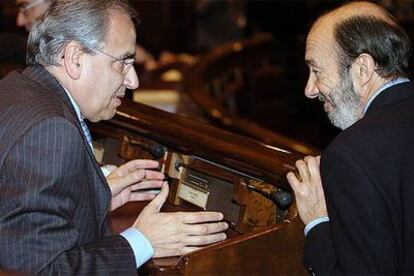 Los socialistas Alfonso Guerra y Alfredo Pérez Rubalcaba, durante el pleno del Congreso.