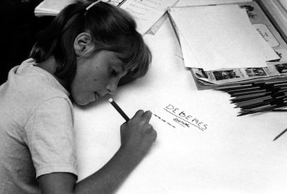 Una niña hace los deberes del colegio.