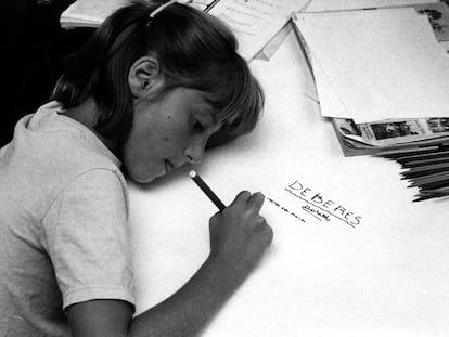 Una niña hace los deberes del colegio.