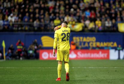 El centrocampista del Villarreal Daniel Raba abandona el terreno de juego tras ver la tarjeta roja.