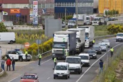 La Guardia Civil retiene en el aparcamiento del Centro de Transportes de Benavente (Zamora) a los transportistas en huelga. EFE/Archivo