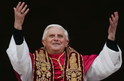 Joseph Ratzinger saluda desde el balcón de la basílica de San Pedro del Vaticano, tras su elección en cónclave como nuevo Papa con el nombre de Benedicto XVI