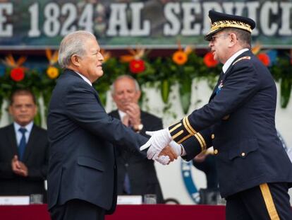 Salvador Sánchez Cerén, en la izquierda, y David Munguía.