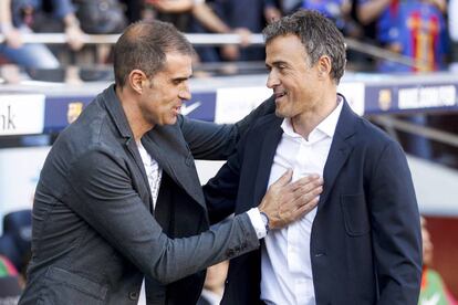 El entrenador del RC Deportivo de la Coruña, Gaizka Garitano, saluda a el entrenador del FC Barcelona, Luis Enrique.