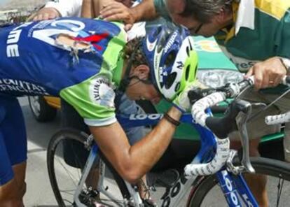 El ciclista español, uno de los favoritos para ganar la Vuelta, se duele del golpe tras sufrir la caída.