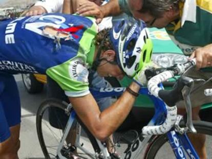 El ciclista español, uno de los favoritos para ganar la Vuelta, se duele del golpe tras sufrir la caída.