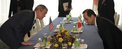 El presidente de EE UU, George Bush, y el primer ministro japonés, Yasuo Fukuda, en Toyako.