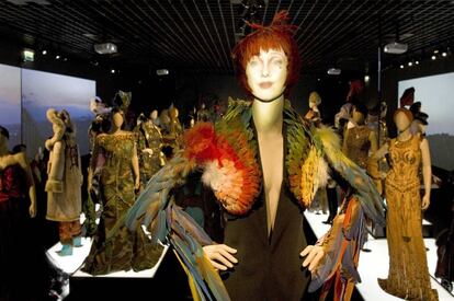 Un maniquí muestra una chaquetilla confeccionada con plumas por Jean Paul Gaultier, que se muestra en la exhibición dedicada a su trabajo en el Grand Palais de París.