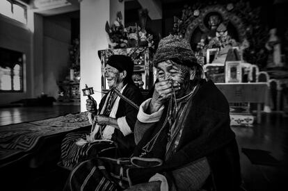 <p>Sangye Yuton y Namgye Choeduz tienen 86 años, la misma edad que el Dalai Lama. Eran unas agricultoras que vivían en Blathang y Bonglang, pueblos cercanos a las fronteras de Tíbet y de Bután, donde habían oído que llegaban muchas personas a caballo desde Tíbet. Fueron a Lumla para conocerle. Nunca habían visto un séquito así y cayeron en la cuenta de que debía de llegar alguien importante. Mucha gente de los pueblos cercanos se reunió para dar la bienvenida al Dalai Lama en su camino a Tawang. </p>
<p>Ambas mujeres tuvieron la oportunidad de verlo otra vez en abril de 2017, cuando fue a Lumla para inaugurar el templo de Yungchen Dolma. Sangye y Namgye, así como muchos otros aldeanos, huyeron a Bután cuando los chinos invadieron esta región en 1962.  	</p>


