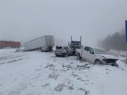 Acidente de trânsito causado por gelo em Grand Rapids, Michigan (Estados Unidos).