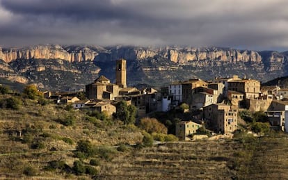 El Lloar, en el Priorat (Tarragona), con la sierra del Montsant al fondo.