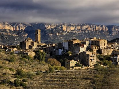 El Lloar, en el Priorat (Tarragona), con la sierra del Montsant al fondo.