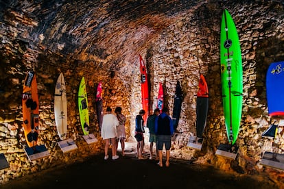 El fuerte de São Miguel Arcángel acoge el 'Surf Wall', donde se exponen la tablas donadas por los mejores surfistas de olas gigantes. 

