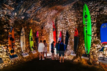 El fuerte de São Miguel Arcángel acoge el 'Surf Wall', donde se exponen la tablas donadas por los mejores surfistas de olas gigantes. 

