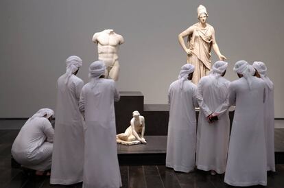 Visitantes del Louvre Abu Dabi observan las obras durante la inauguración del museo el 11 de noviembre de 2017.