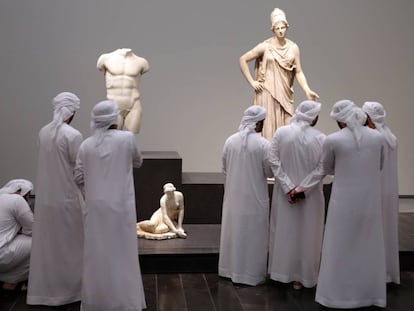 Visitantes del Louvre Abu Dabi observan las obras durante la inauguración del museo el 11 de noviembre de 2017.