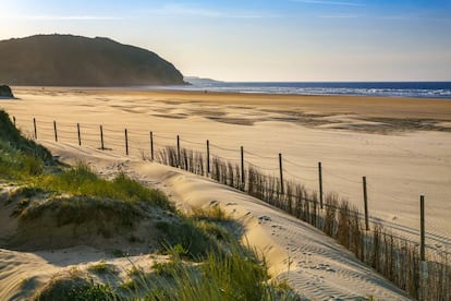 La cercana playa de Berria, en Cantabria.