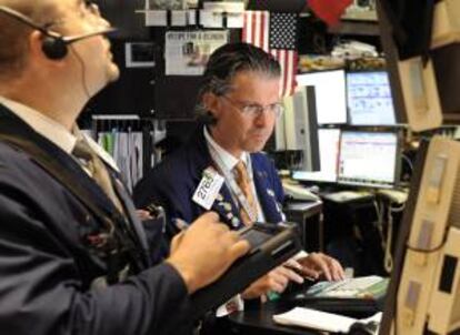 Agentes de cambio y bolsa trabajan en la NYSE, la bolsa de Nueva York, EE.UU.. EFE/Archivo