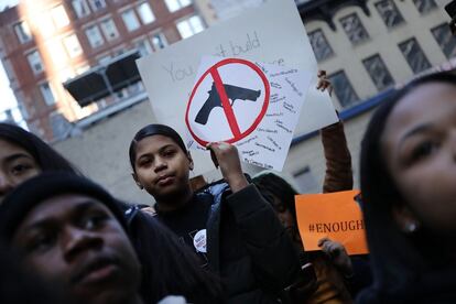 Os tiroteios e incidentes que envolvem o uso de armas de fogo provocam a morte de cerca de 30.000 pessoas por ano nos Estados Unidos. Na imagem, um jovem com um cartaz contra as armas em Nova York.