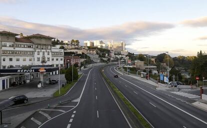 Una carretera en A Coruña, tras el anuncio del cierre perimetral de la ciudad, este viernes.