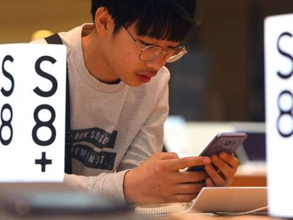 Un cliente surcoreano prueba el Galaxy S8 en la sede de Samsung. 