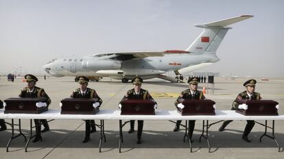 Soldados chinos participan en una ceremonia de repatriación de los restos de sus compatriotas muertos en la Guerra de Corea, en el aeropuerto de Incheon (Corea del Sur).