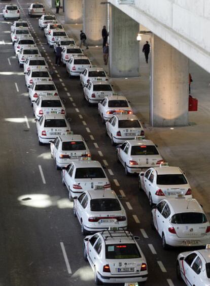 Parada de taxis en el exterior de la T-4 de Barajas.