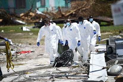 El equipo de rescate recupera el cuerpo de una víctima del huracán Dorian en Marsh Harbour, Great Abaco Island en (Bahamas).