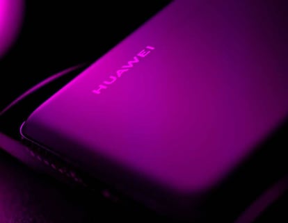 Logo de Huawei luz morada