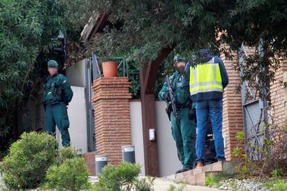 Agentes en la puerta de una casa durante un registro en la calle Fuelle de Sotogrande (Cádiz).