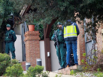 Agentes en la puerta de una casa durante un registro en la calle Fuelle de Sotogrande (Cádiz).