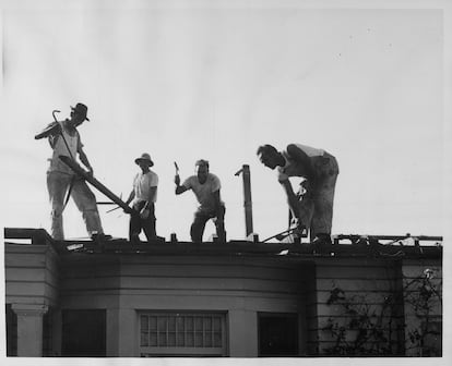 Albañiles voluntarios trabajando en una obra en Los Ángeles en 1956.