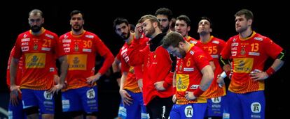 Los jugadores de la selección española, tras la derrota.