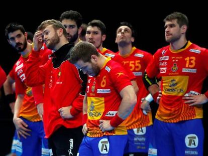 Los jugadores de la selecci&oacute;n espa&ntilde;ola, tras la derrota.