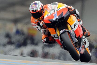 Stoner, durante los entrenamientos en Le Mans.