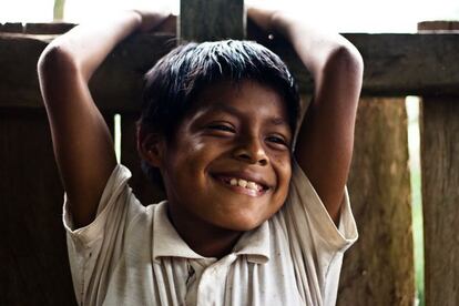 Ecuador, 2010. Retrato de un niño indígena Chachi en una comunidad rural de la provincia de Esmeraldas. Esta región, dispersa en pequeñas aldeas afroecuatorianas e indígenas chachi, sólo es accesible por barca a través del río Cayapas. Este niño vivía en una de las cabañas donde los enfermeros que se desplazaban a estas comunidades atendían a los pacientes.