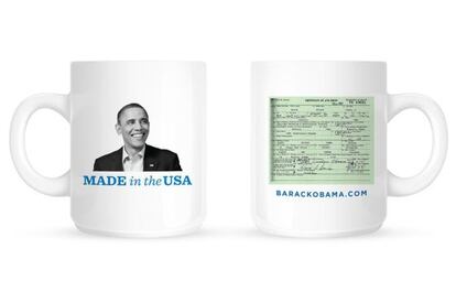 Imagen de la taza oficial de la campaña de Barack Obama, con su certificado de nacimiento.