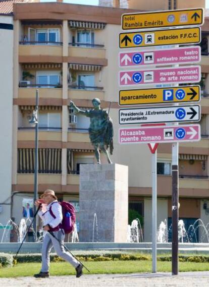 Un peregrino camina por la avenida de Roma en Mérida (Badajoz).