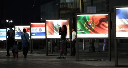 Visitantes junto às bandeiras dos países participantes da cúpula.