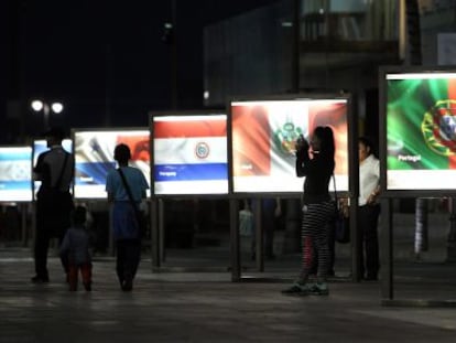 Visitantes junto às bandeiras dos países participantes da cúpula.