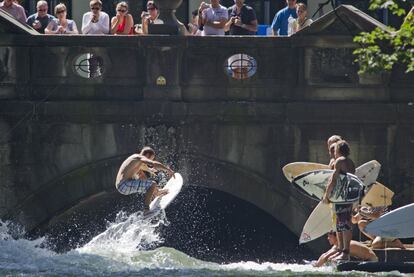 Aunque los destinos surferos más famosos en Europa son Biarritz, Newquay o Mundaka, se pueden coger olas si llegar a ver el mar. Múnich cuenta con uno de los paisajes más curiosos donde subirse a la tabla: un canal artificial que atraviesa el Englischer Garten y genera la famosa 'ola de Eisbach', que atrae a unos 100 surfistas cada día a pesar de la gélida temperatura del agua.